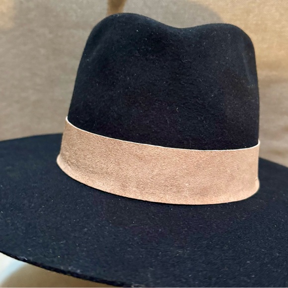 GIGI PIP Classic Black Hat with Beige Band - Picture 1 of 7